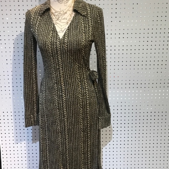 Diane von Furstenberg Dresses & Skirts - Diane von Furstenburg 100% silk wrap dress size 4